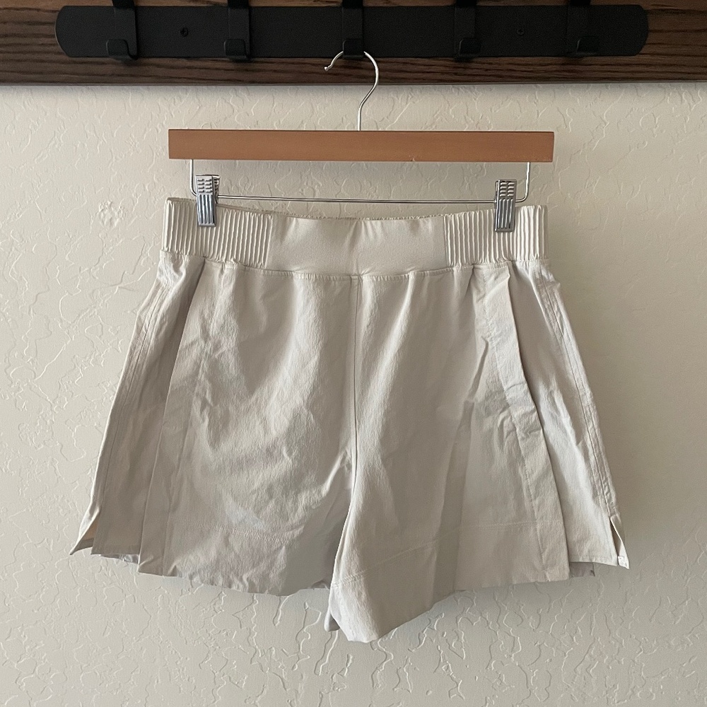 Lululemon Stretch Woven Relaxed-Fit High-Rise Short 4”